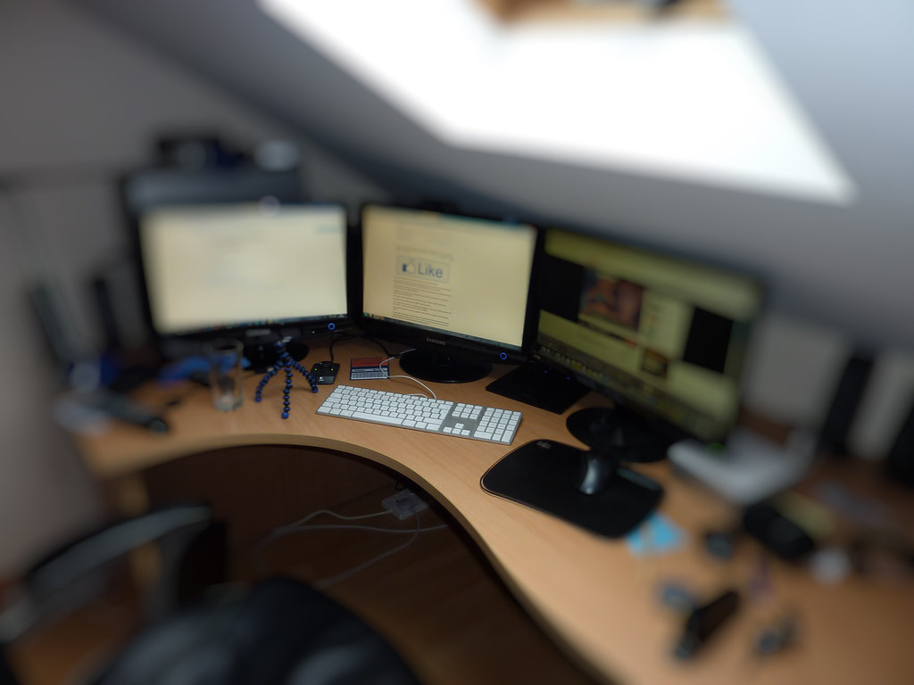 biurko z ergonomicznym krzesłem i monitorem